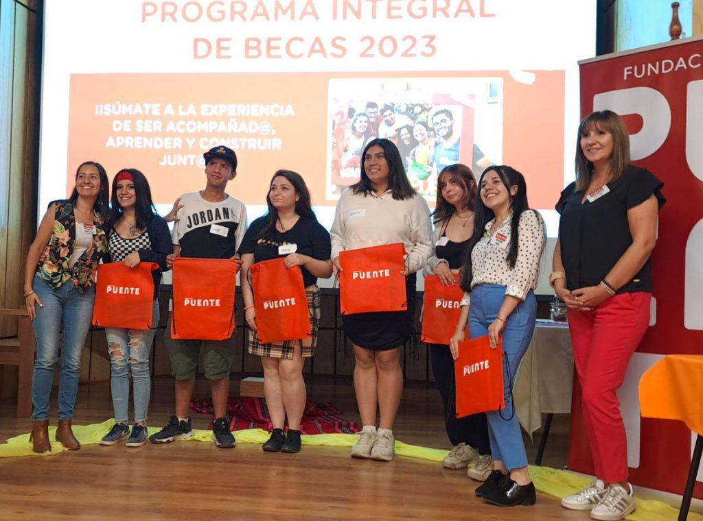 Tres jóvenes de la fundación candelaria apoya recibirán beca de educación superior de la fundación puente