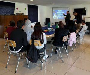 Jóvenes de Fundación Candelaria Apoya participan en charla de Fuerzas Armadas