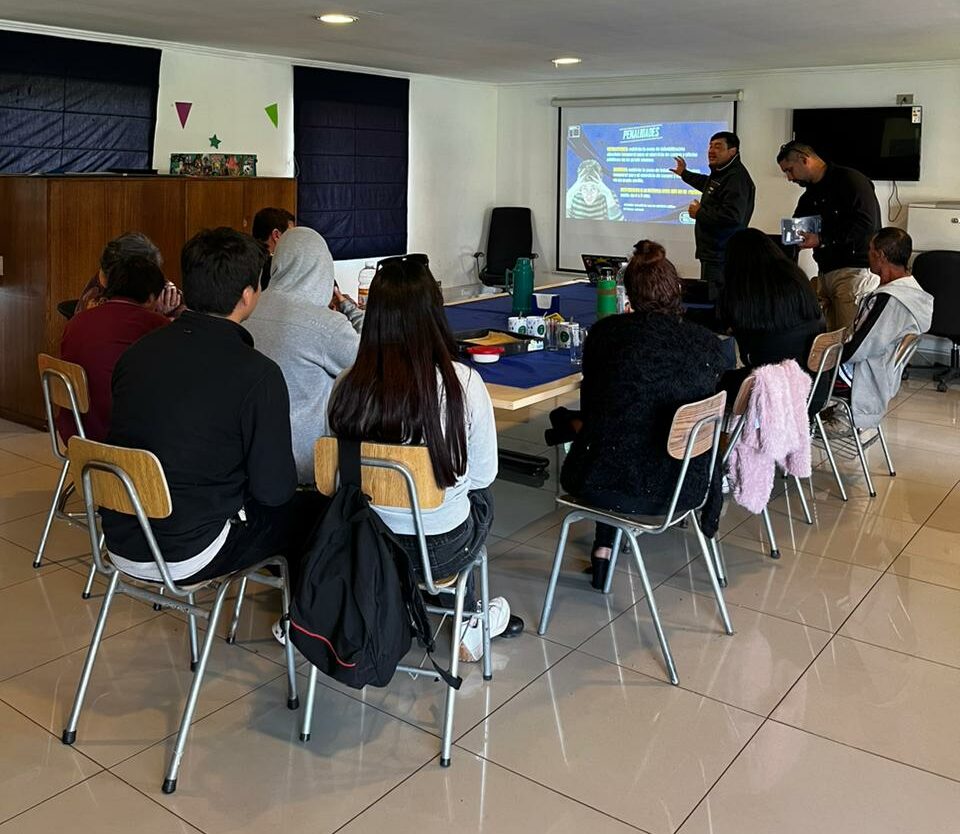 Jóvenes de Fundación Candelaria Apoya participan en charla de Fuerzas Armadas