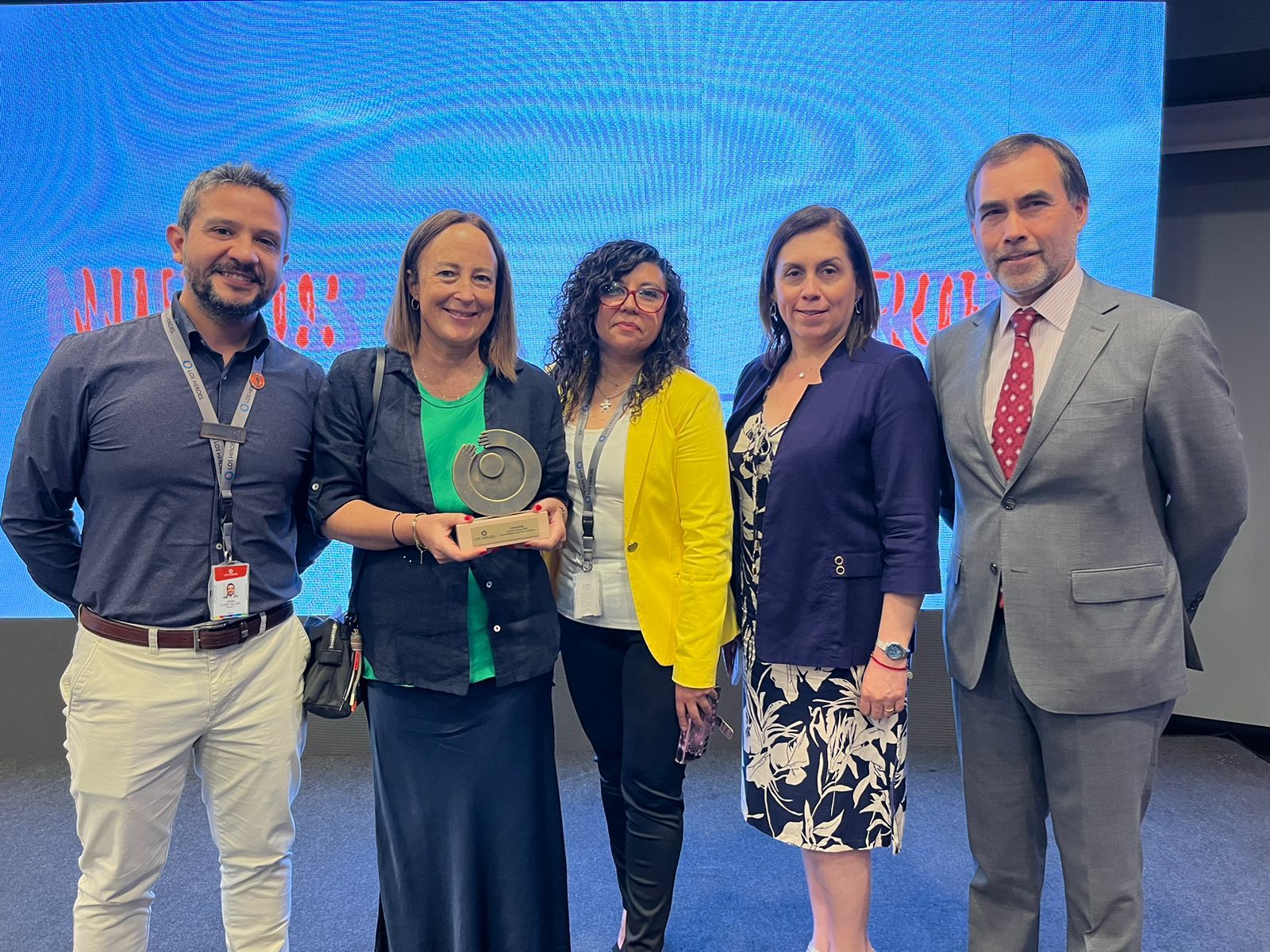 Francisca Díaz Recibe Premio como finalista de Iniciativa Nuevos Héroes de Caja Los Héroes